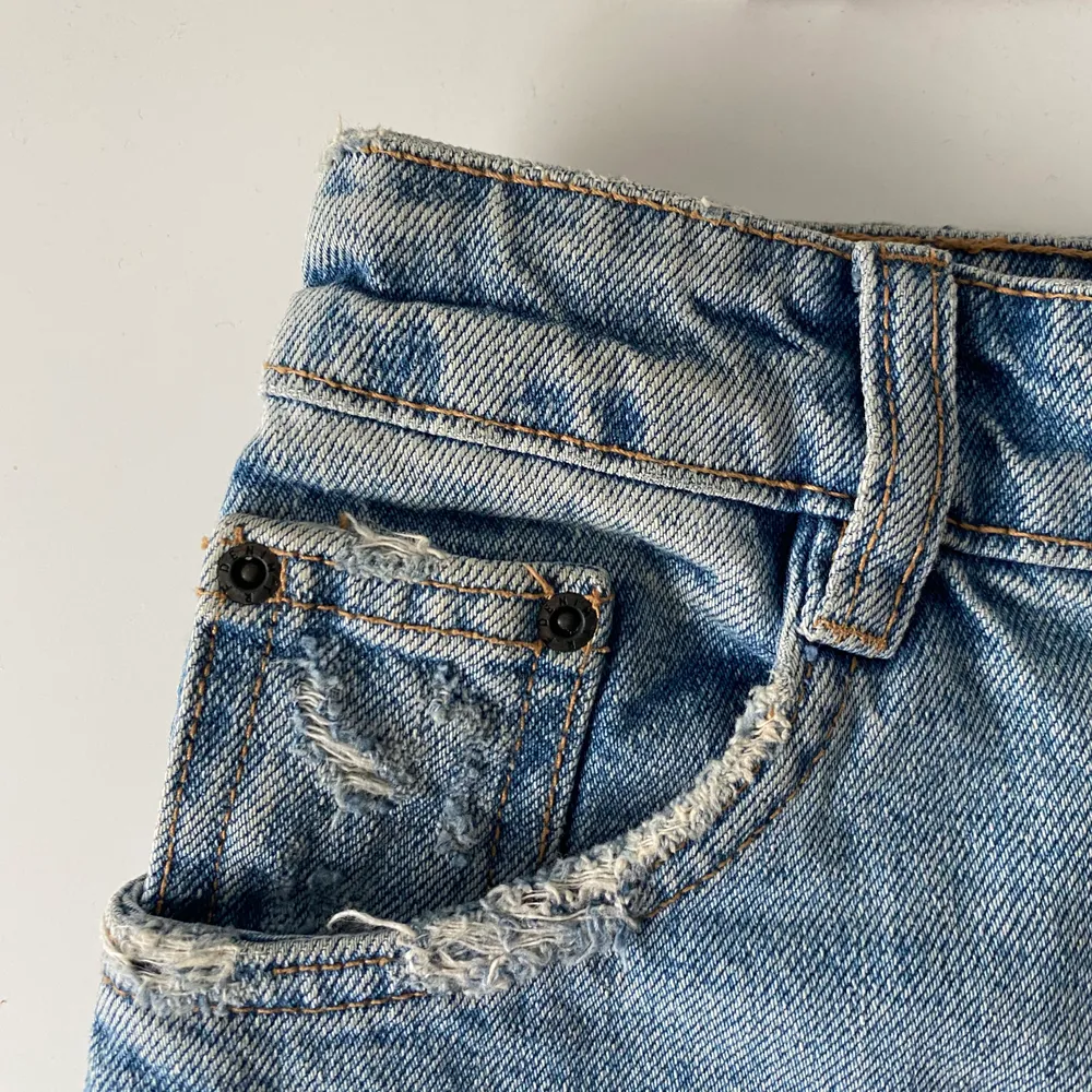 Så fin jeanskjol från Zara med slitningar vid fickorna och en lite slit där nere i mitten. Storlek XS. 100kr + frakt ☺️ DM:a för mer bilder och info!. Kjolar.