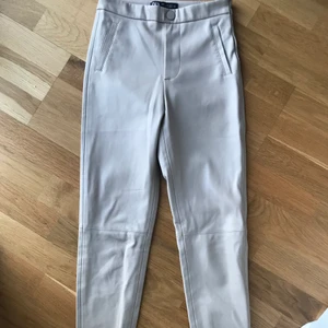 Beiga skinnbyxor från zara - Säljer dessa as snygga skinnbyxorna från zara, säljer endast för dom är för små för mig tyvär använda ett fåtal gånger,dom är i storlek xs köpte dom för 400