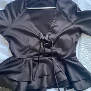 Satin blus - Super fin tröja, jätte skön och sitter så fint. Använd 3 gånger så den är i nyskick! Kan skicka bilder hur den sitter på.