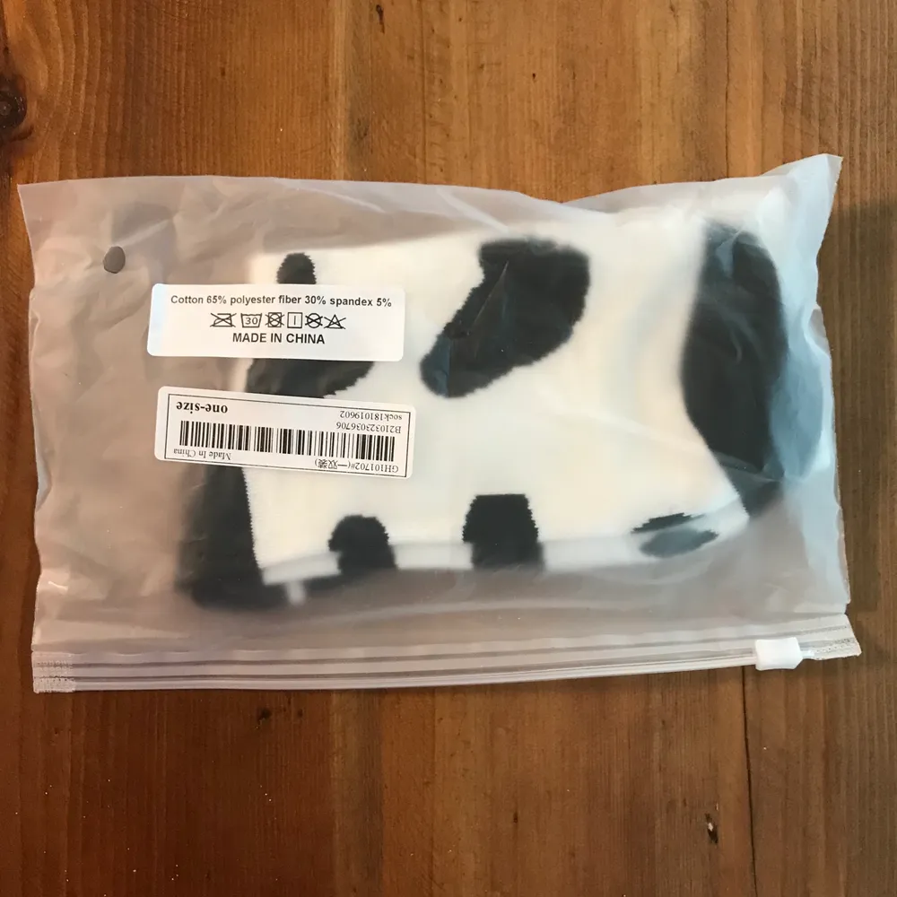 OSFA cow print komönster komönstrad socks strumpor. Haven’t even tried on. Brand new item. New in package. Happy to bundle. Will gladly take more pics and measurements. Smoke and pet free storage space. . Accessoarer.