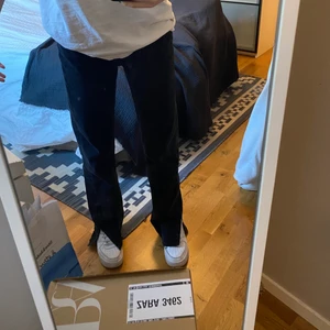 Jeans med slits - Säljer mina sparsamt använda raka jeans med slita där nere❤️❤️ Ursnygga men passat inte mig längre🌟 300kr inkl frakt✨