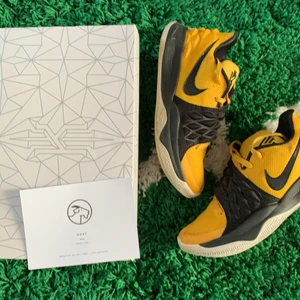 Kyrie Low Amarillo - Kyrie low amarillo cw. Köpta på goat 2018. Nypris runt 1500. Mitt pris 400kr. Användai befintligt skick, har några scuffs. Size eu 41/ us 8. 
