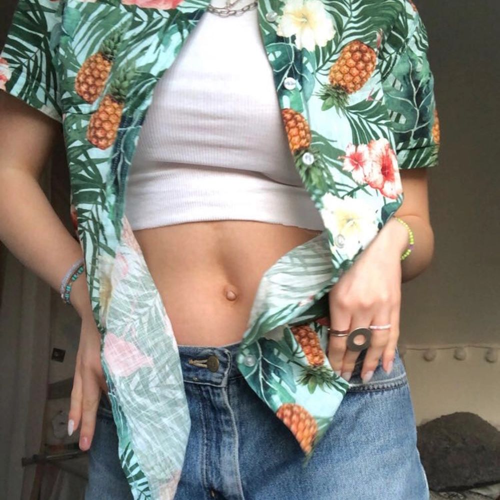 jättefin hawaiiskjorta ifrån Kappahl💗 använd bara en gång och i perfekt skick! . Skjortor.