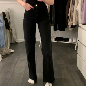 Zara 90’s fulllength jeans - Svarta helt oanvända full length jeansen från zara, jättepopulära med lappen kvar. Säljs pga fel storlek💖 (Lånad bild från Lina Thörngren här på plick)