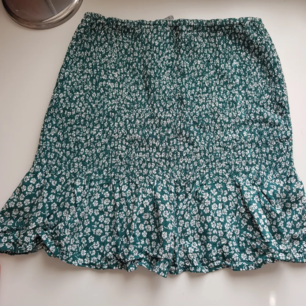 Säljer denna blommiga kjolen som är perfekt till sommaren. Storlek xs men passar s också ❤ Säljer då den är lite kort på mig. Är 167 cm för referens. Startbud är 60 kr plus 45 kr frakt. Kjolar.