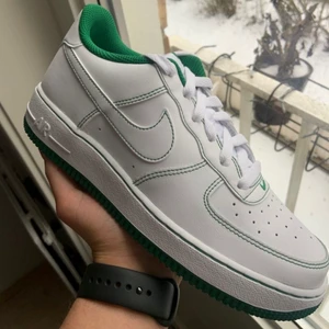 Air Force 1 ‘07 Low - Air Force 1 ‘07 Low Pine Green/White. Säljer då jag köpt ett liknande par och inte har behov för två. Använda fåtaliga gånger så princip i nyskick. Slutsålda att köpa online och i många butiker.