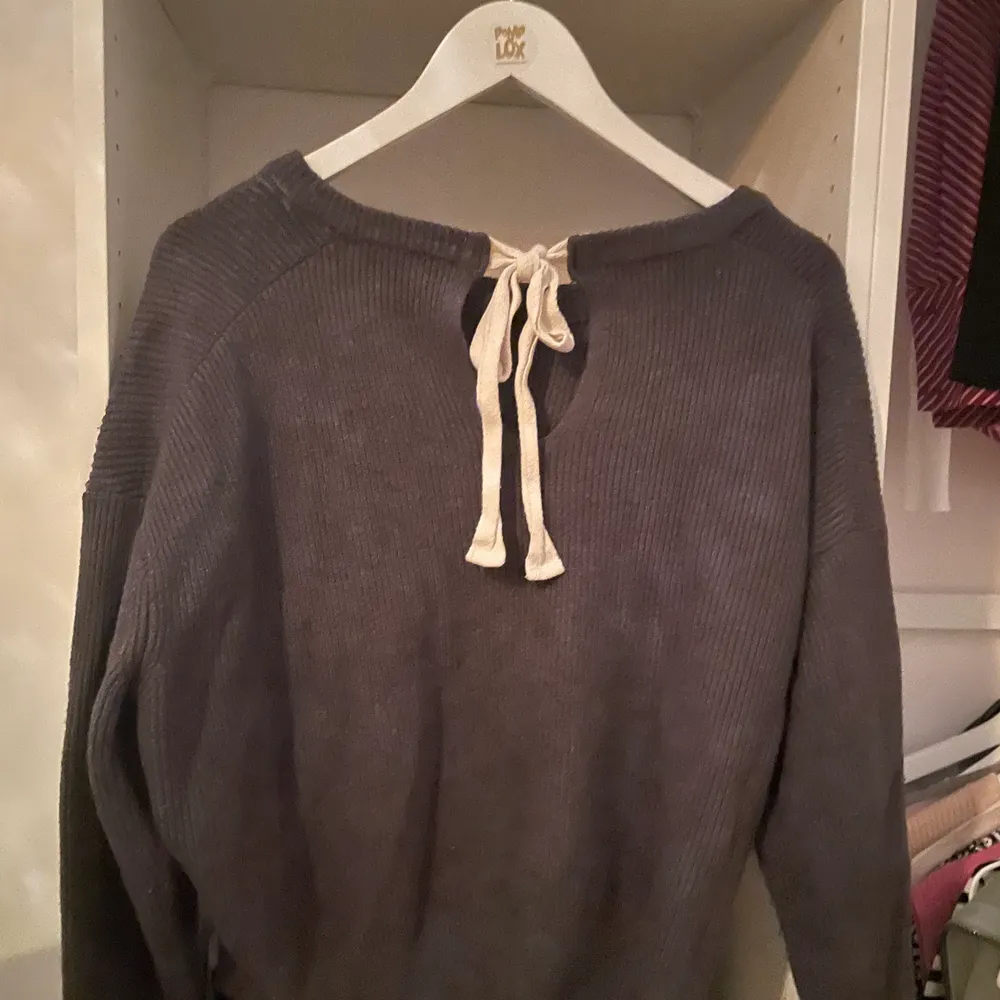 Superfin grå stickad tröja med knytning bak ifrån zara. Väldigt sparsamt använd. Perfekt längd och passform. . Stickat.