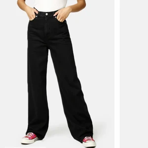 Levis jeans - Säljer mina levis ribcage wide leg storlek 24/32 dsv passar någon som är lång eller har långa ben men mindre midja💕 köpta i sommras för 1200 kr säljer för 400😊 fint skick!
