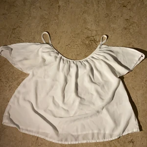 Vit tröja med öppna axlar - Supersöt tröja med öppna axlar. Skriv för fler bilder. I stolek xs 