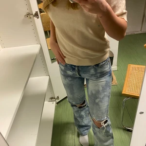 & other stories  - Säljer dessa jeans från & other stories som jag sedan själv blekt!💕