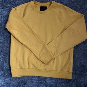 Senapsgul basic sweatshirt från Lager 175 strl S, aldrig använd pga inte min stil.