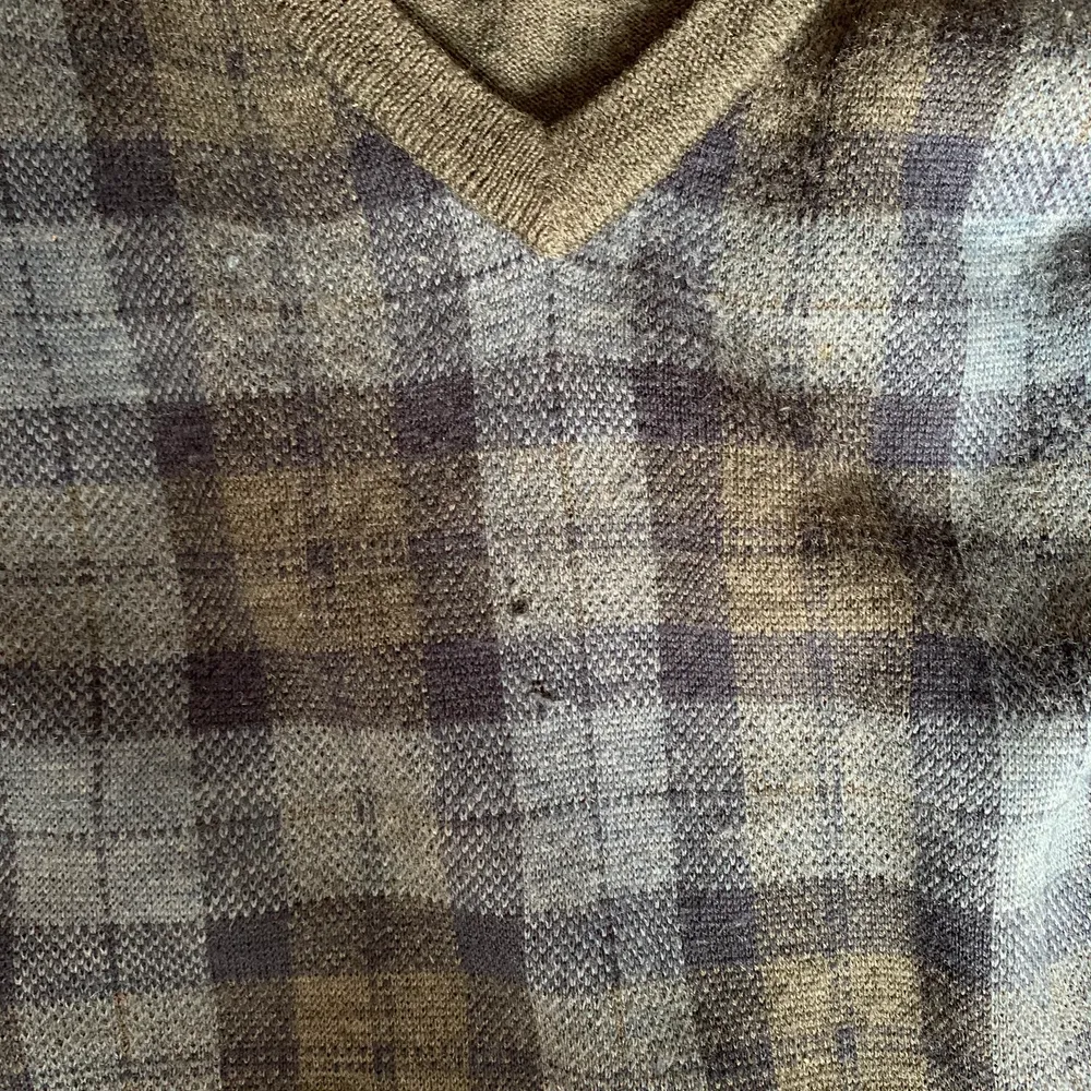 En fin vintage tröja ifrån Dressman i storlek XL. Jätte gosig att ha på sig, men har två pyttesmå hål på sig. (Dem framgår i bilden) Därför går jag ned i pris. Hålen syns däremot inte alls när man bär den❤️. Tröjor & Koftor.