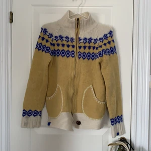 Kofta - Rejält stickad kofta i 100% ull. Köpt second hand, men för liter för mig så inte kommit till använding. Står inte någon storlek men skulle gissa på att den är en XS/S