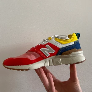 Helt nya New Balance skor - Köpta i fel storlek o därför aldrig använda  nypris: 1200kr budgivning. Utropspris: 800kr 