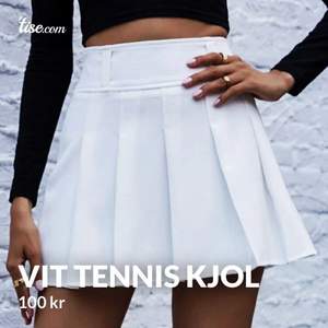 Säljer min vita tennis kjol från shein😍 Aldrig använd bara testad!                                                                        Orginal pris:130 Mitt pris: 90, frakt kan diskuteras då den är liten och enkel! Hör av er vid frågor😍