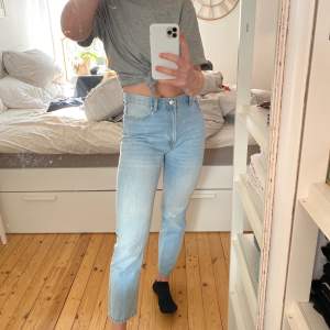Superfina ljusblå boyfriend jeans som tyvärr inte kommer till användning. Använda fåtal gånger och tvättas innan leverans. Jag är 170cm för referens och jag skulle säga att de är väldigt normala i storleken. 