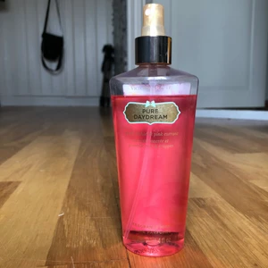 Victoria’s Secret bodymist - Bodymist med doften ”Pure Daydream” från VS - knappt använd då den var en gåva men inte min typ av doft. Möts upp i Norra Värmland eller postas 😚🤍