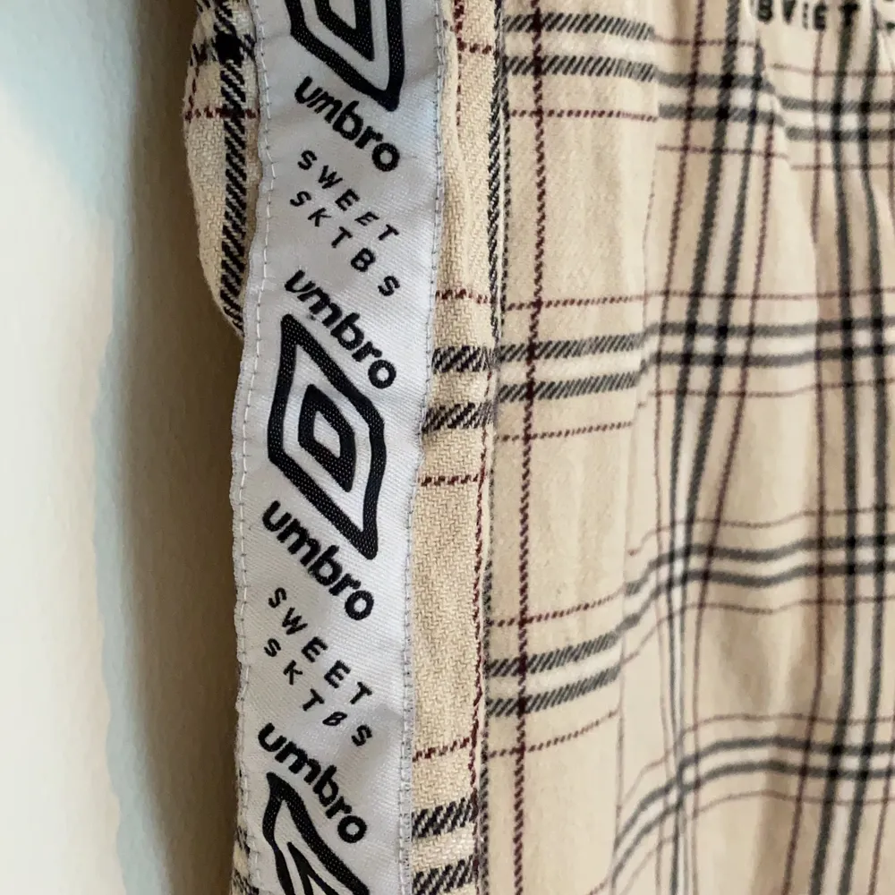 Piké tröja i tjockare material från en kollektion av Sweet SKTBS och UMBRO. Oversized i modellen . T-shirts.