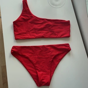 Bikini - Röd bikini med ett band på överdelen. Bikinin är i M och skulle säga att den passar en liten M eller en stor S. Bikinin är aldrig använd och är därför i bra skick. Köparen står för frakten 🥰 
