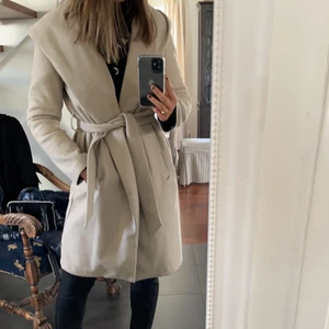 Kappa från zara - Säljer min superfina kappa från zara i storlek M. Säljer pågrund av att den används tyvärr inte. Perfekt jacka nu till hösten som kommer och har använt den fåtal gånger så den är i fint skick💗 btv köparen står för frakten💗