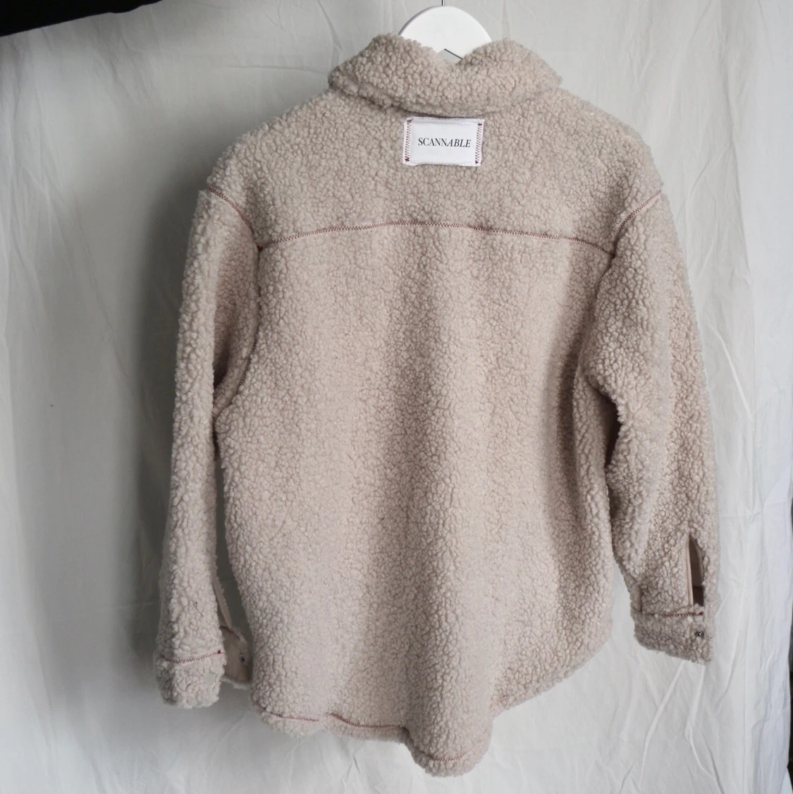 Beige teddy-jacka med röda sömmar - 90