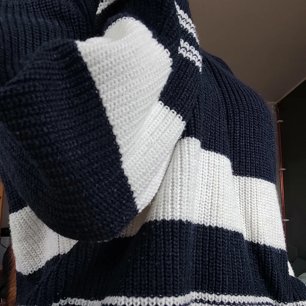 Beautiful blue jumper with white stripes. It fits so good and is really comfy. I bought it for 250 kr last year and it is practically new. A very good fit for spring!. Tröjor & Koftor.