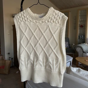 väst - Cool väst ifrån NA-KD! Använd få gånger! Jag har klippt av kragen som egentligen var på (se bild 3) Eftersom jag tyckte det blev snyggare! Jätte snygg med en cool meshtopp under😉 Storleken är xxs/xs men är oversized i modellen så skulle säga S.