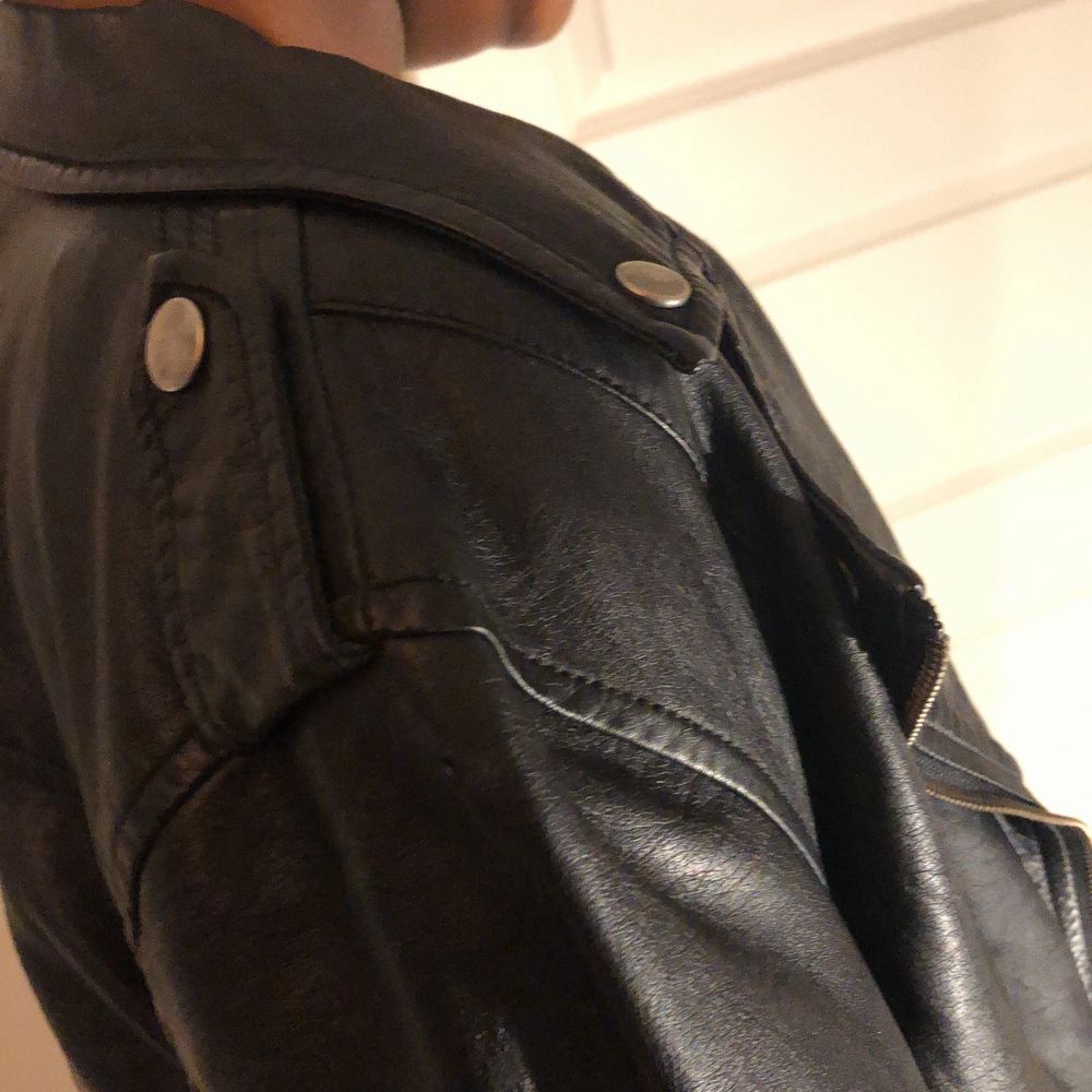 Svart skinnjacka i storlek XS. Köpt från JC längesen. Svarta linnet under jackan får du på köpet. Den är ganska genomskinlig men fint med en svart BH under. Jackan är knappt använd. . Jackor.