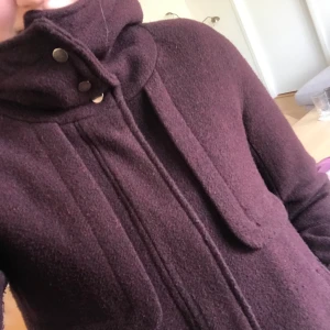 Höst/vinterjacka från Pull&Bear - ”Vinröd” jacka från Pull&Bear, klurig färg att fota men skulle säga att den är mest lik bild 1 irl. Tung och fin kvalitét och varm och gosig. Om du köper någonting i min shop för över 50kr så får du något för 20kr på köpet (det finns en hel del)