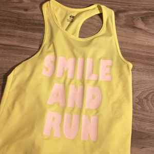 Gult tränings linne storlek 146/152 - Gult träningslinne i storlek 146/152 från hm. Den är alldeles för liten för mig så därför måste den tyvärr säljas. Snygg färg och bra när man ska träna. 