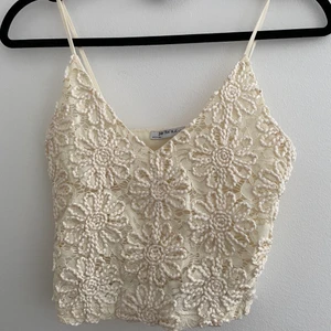 Spets topp med detaljer  - Jättefin sommartopp från Zara i storlek S, i jättebra skick och använd en gång! Frakt 66kr (spårbar), eller så kan jag mötas i Stockholm city💞