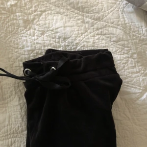 Mjukisbyxor  - Svarta basic Gina Tricot velour mjukisbyxor, för långa på mig som är 162. Först till kvarn