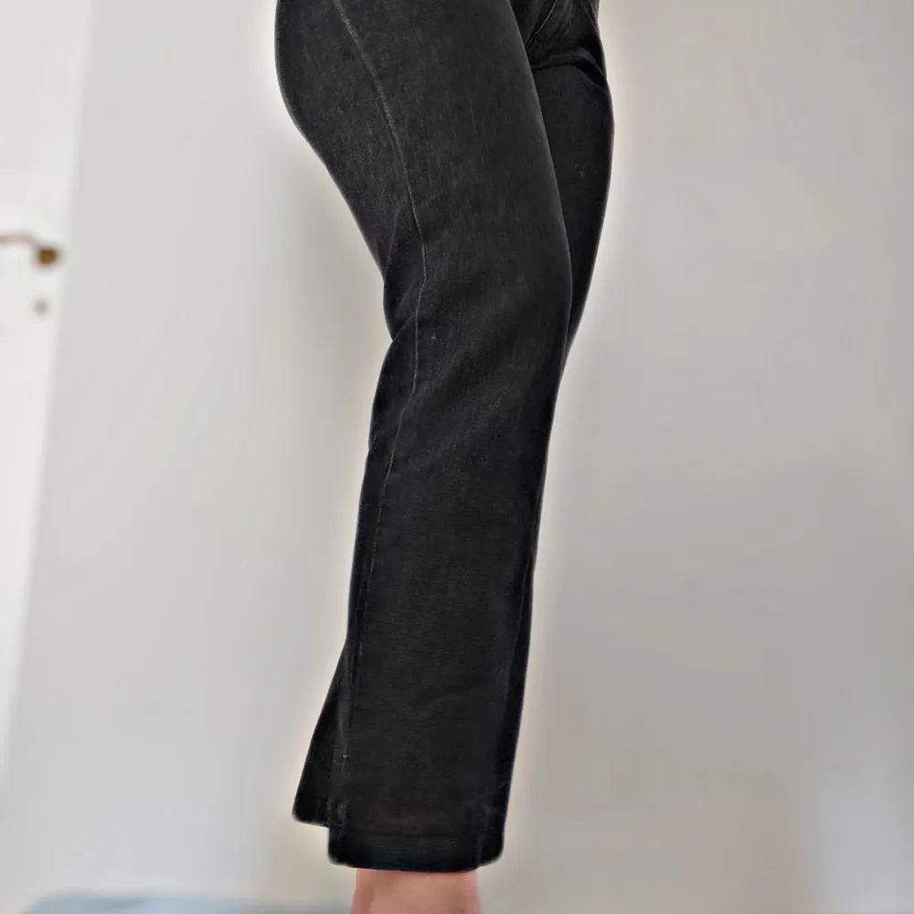  Ett par superbekväma svarta jeans. De har en lite annorlunda skärning bakpå, vilket gör dom lite mer originella. De är i storlek 40. Skicka dm om du har frågor!🌟💥Läs gärna mina villkor! 💥. Jeans & Byxor.