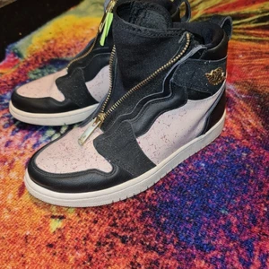 Jordan 1 - Selling used Jordan 1 with a zip,condition 9/10.Box is missing