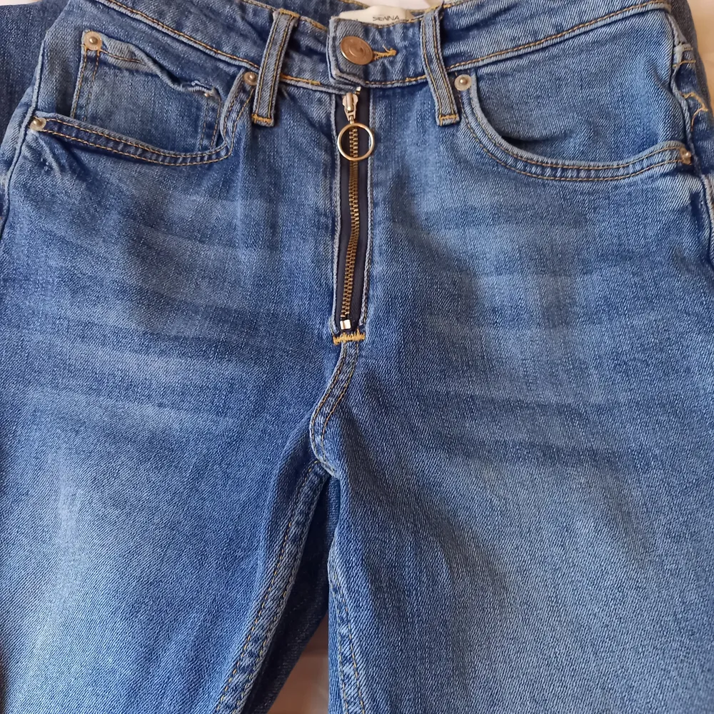 Ett par skitsygga jeans i storlek 36. Köpte de av en tjej här på plick men de var fel storlek när jag fick hem de :( Kontakt mig om ni vill ha fler bilder. Kan diskutera pris 🤝🏼. Jeans & Byxor.