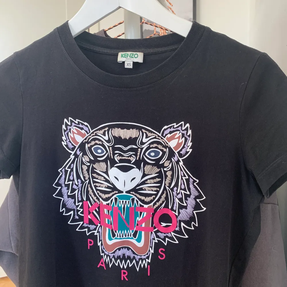 Nu säljer jag min knappt använda Kenzo t-shirt i storlek XS. Köptes för ungefär 1 000 kr på NK i Göteborg, kvitto finns. Ser ut som ny, men kommer inte till användning. Mitt pris: 400 kr + frakt. Priset kan diskuteras! Hör av er vid minsta lilla fundering 💓💓. T-shirts.