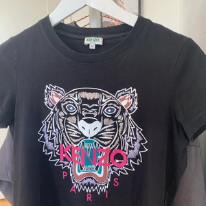 Kenzo T-shirt - Nu säljer jag min knappt använda Kenzo t-shirt i storlek XS. Köptes för ungefär 1 000 kr på NK i Göteborg, kvitto finns. Ser ut som ny, men kommer inte till användning. Mitt pris: 400 kr + frakt. Priset kan diskuteras! Hör av er vid minsta lilla fundering 💓💓