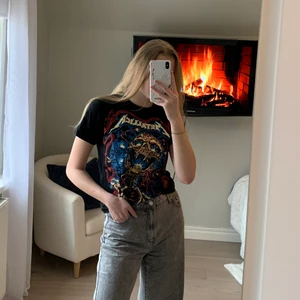 Snygg Metallica T-shirt  - Denna sköna tröja har ett stort tryck på framsidan, nyskick. Väldigt snygg när man stylar upp den men säljs då den är lite tajt