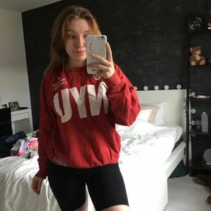 Tröja  - Champion tröja med college motiv! Storlek Medium 🤍 Väldigt fint skick!🤍