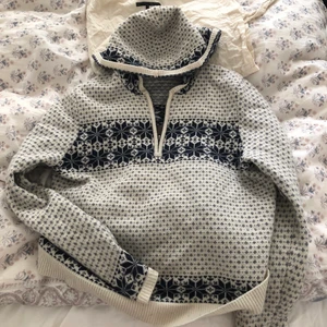 Skidtröja - Denna godingen säljer jag då jag och min syrra rensar garderoben. Sitter som en vanlig small. Från stadsmissionen !