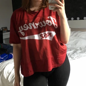 Röd tröja  - Tröjan har tunt, luftigt material (Se bild två för att se insidan) Köpt på secondhand🤍 Den är nopprig men går att få bort! Den är i storlek XL men passar mig som har XS/S