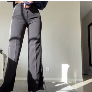 Kostymbyxor - Svarta kostymbyxor med snygg detalj på sidan. Jag köpte dehär kostymbyxorna på Plickför ett tag sen men de var tyvärr för långa för mig. De har inga defekter eller skador utan ser nästan nya ut.💖 de är ganska långa på mig som är 164, bilden är lånad, den på bilden är 178cm💓 skriv för fler mått eller bilder❤️🌸