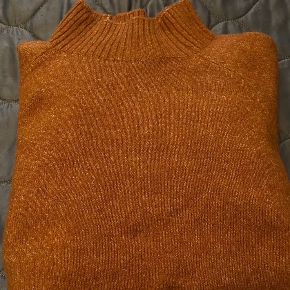 Superfin orange polotröja i storlek medium från Saint Tropez. Använt denna tröja cirka två gånger, då jag inte tycker den är smickrande på min kropp. Jätteskönt material och väldigt varm under kalla nätter tex. . Stickat.