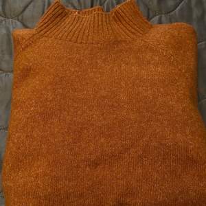Superfin orange polotröja i storlek medium från Saint Tropez. Använt denna tröja cirka två gånger, då jag inte tycker den är smickrande på min kropp. Jätteskönt material och väldigt varm under kalla nätter tex. 