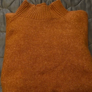 Orange polotröja  - Superfin orange polotröja i storlek medium från Saint Tropez. Använt denna tröja cirka två gånger, då jag inte tycker den är smickrande på min kropp. Jätteskönt material och väldigt varm under kalla nätter tex. 