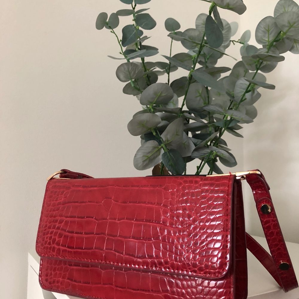 Röd väska - Väskor | Plick Second Hand