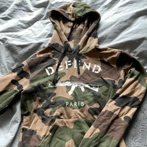 säljer min defend Paris hoodie! Nypris ca 900kr!! Så så skön och fin tröja som tyvärr inte kommit till användning, funkar för både tjejer och killar. Killstorlek S, är du tjej skulle jag säga att den är som en M🤍 mottagaren står för frakt🤍