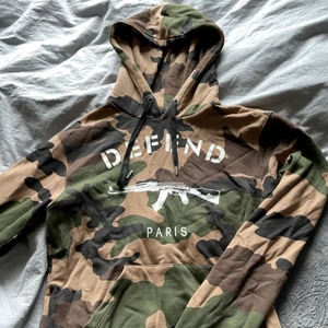 Defend Paris Hoodie!  - säljer min defend Paris hoodie! Nypris ca 900kr!! Så så skön och fin tröja som tyvärr inte kommit till användning, funkar för både tjejer och killar. Killstorlek S, är du tjej skulle jag säga att den är som en M🤍 mottagaren står för frakt🤍