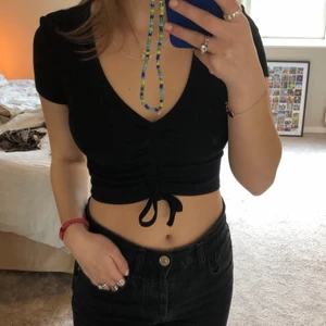 Zara topp  - Svart snygg topp från zara i storlek s💕 snygg knytning framtill som man kan justera så den blir större eller mindre⭐️ köpte i sommar men endast använt en gång. Köparen står för frakten!