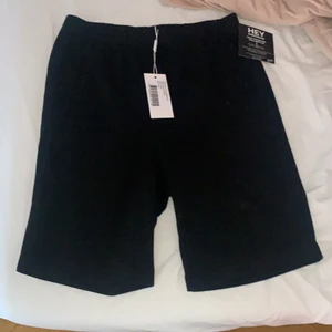 Cykelbyxor - Säljer mina svarta cykelbyxor från Nelly då jag inte hann skicka tillbaka dom helt oanvända och alla lappar kvar